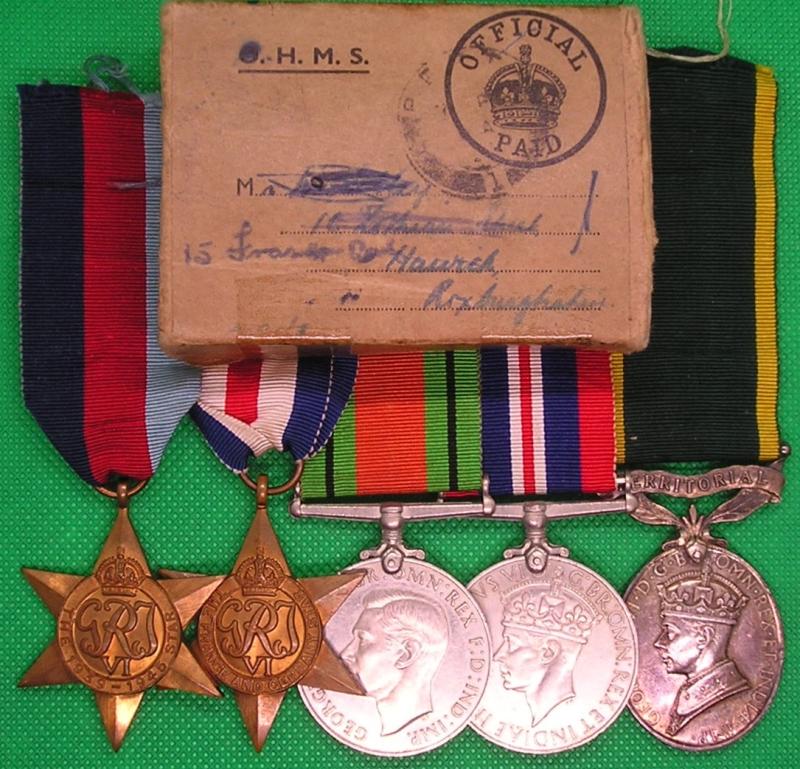 WW2 TERRITORIAL GROUP, 1/4th K.O.S.B, FROM HAWICK, WITH BOX OF ISSUE